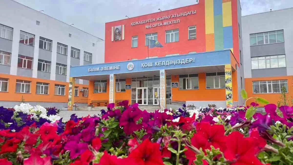 Үш оқушы жарақат алған: Петропавлда төрт жыл бұрын салынған мектептің төбесі опырылып түсті