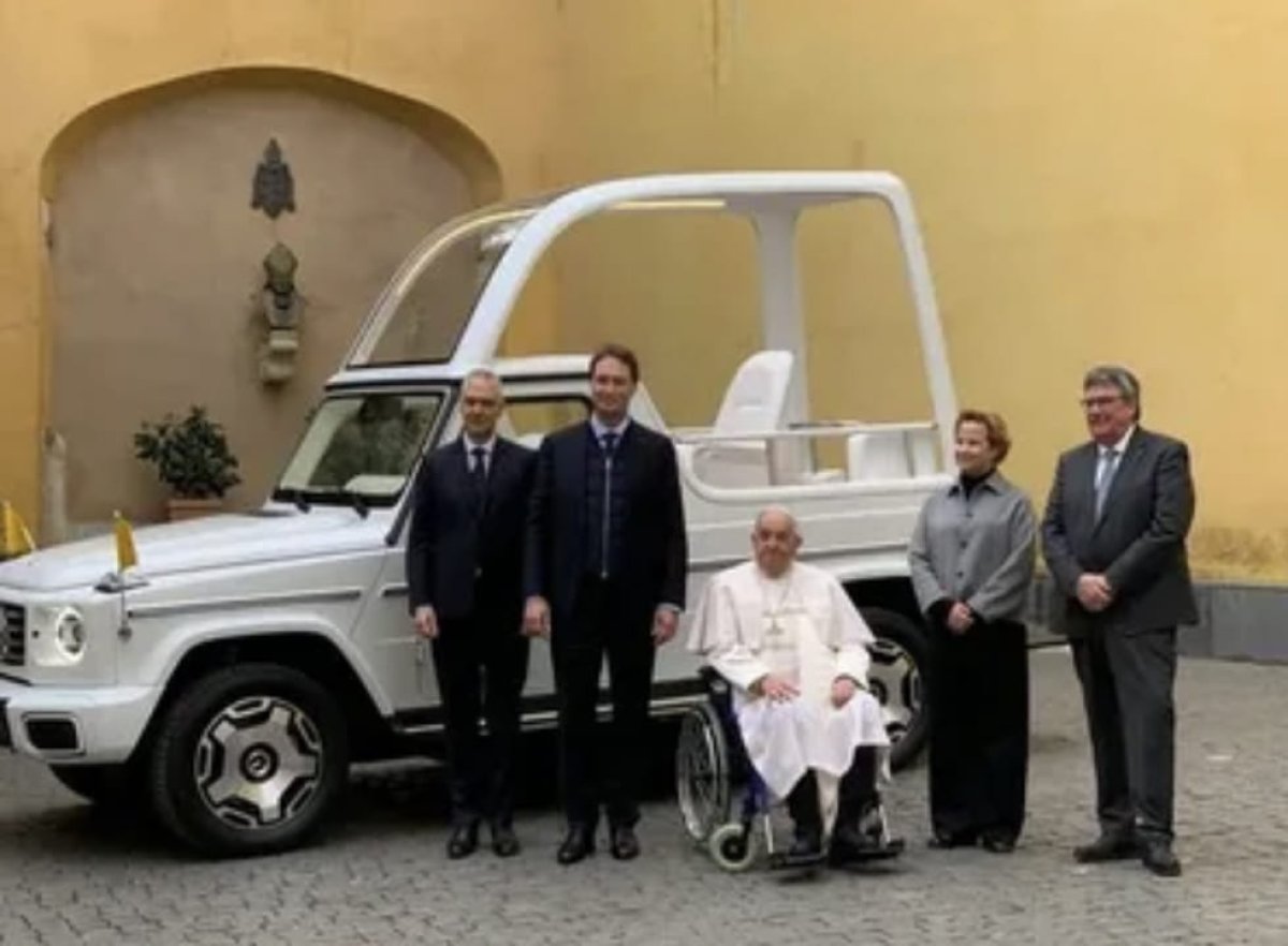 Папа Римский пересел на электрокар