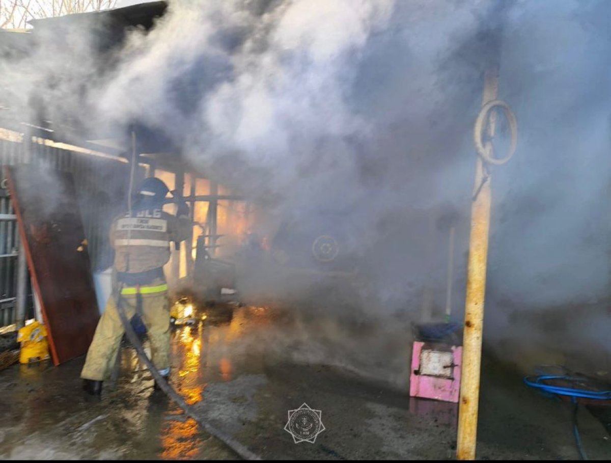 Авто загорелось и едва не уничтожило дом жителя Усть-Каменогорска