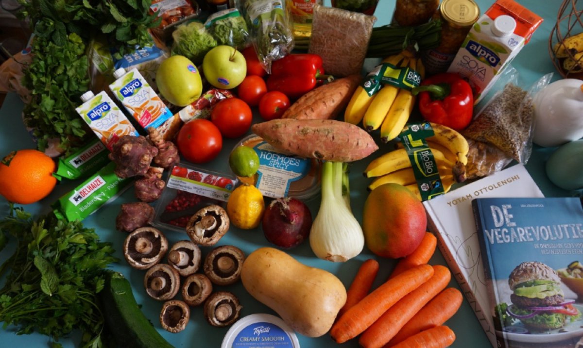Казахстанцы тратят половину своих расходов на продукты питания