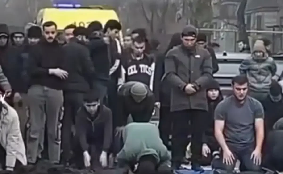 Алматыда бір топ адам жолды жауып, намаз оқыды