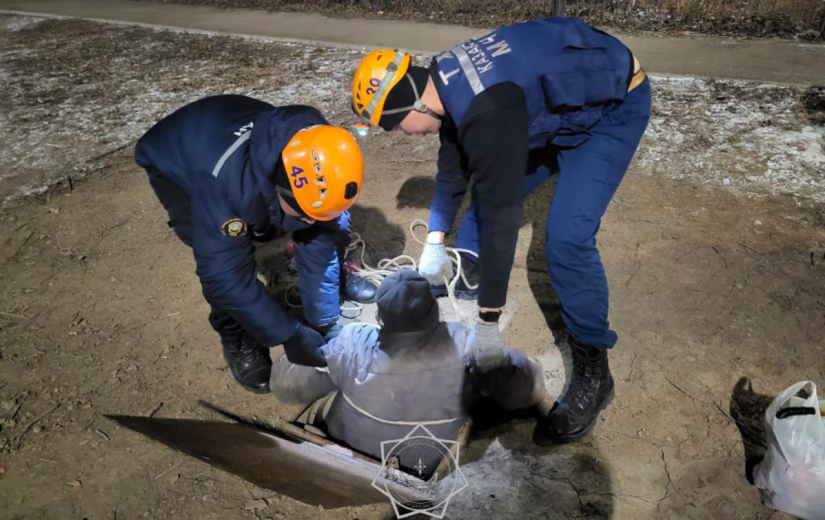 Мужчина провалился в канализационный люк в Уральске