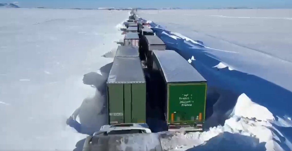 Пять тысяч авто скопилось на заметённых дорогах в Казахстане