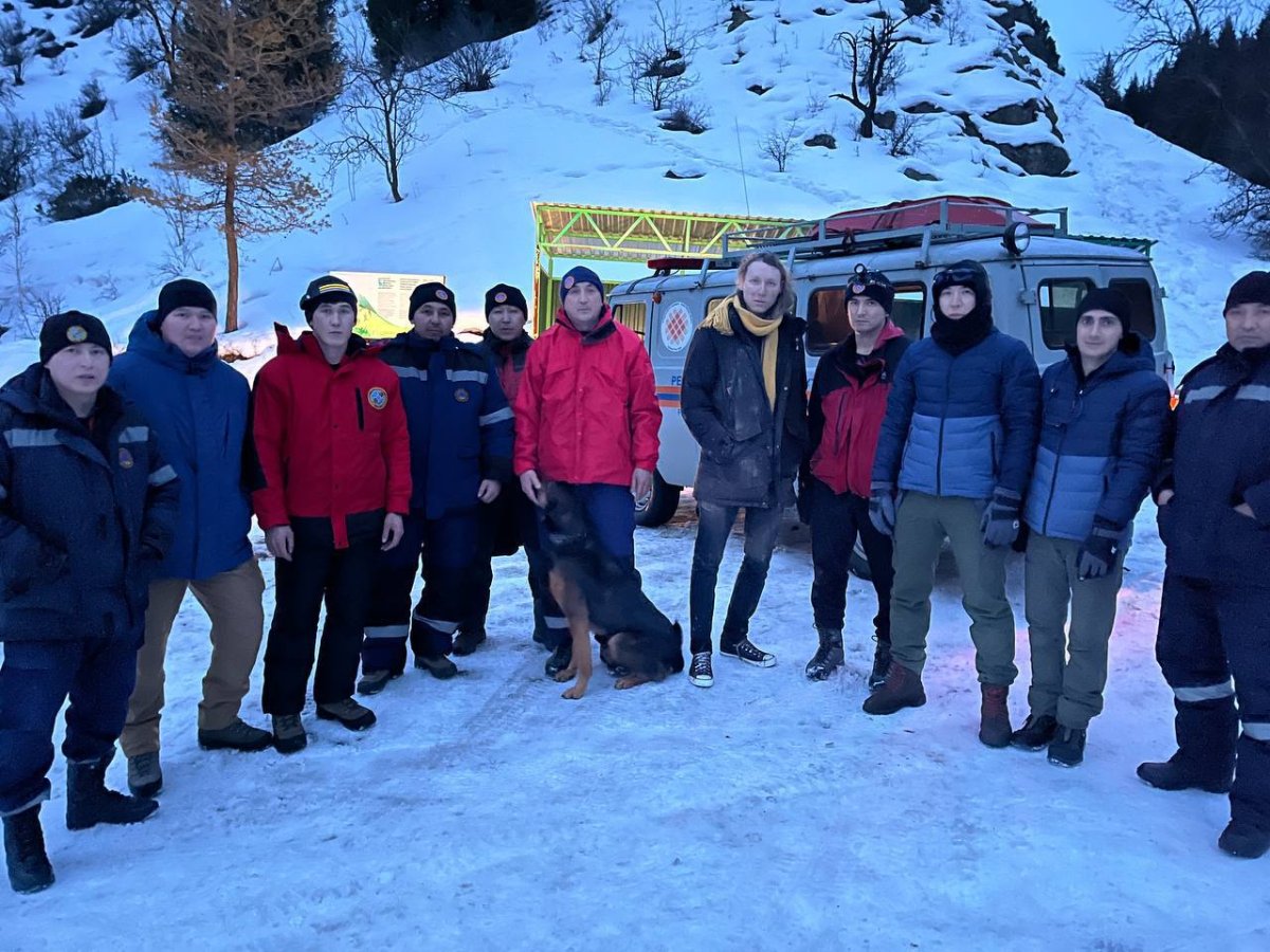 Россиянина в кедах пришлось спускать с гор казахстанским спасателям