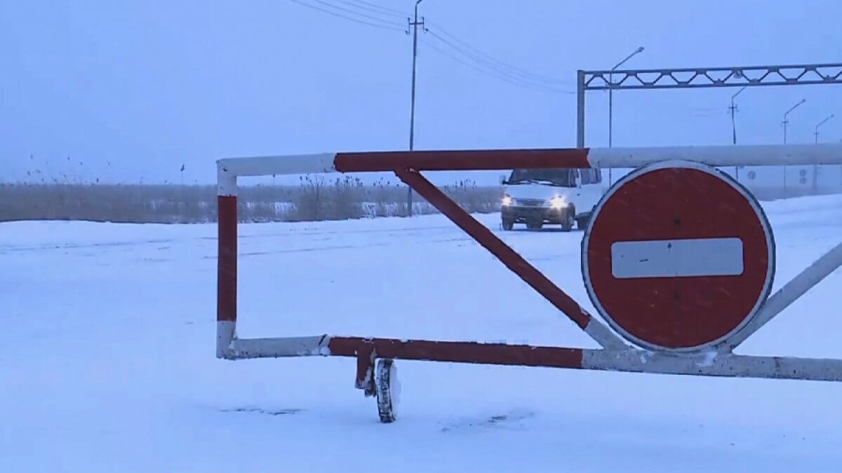 Жители Карагандинской области наняли погрузчик, чтобы прорваться на  закрытую трассу - Телеканал «Астана»