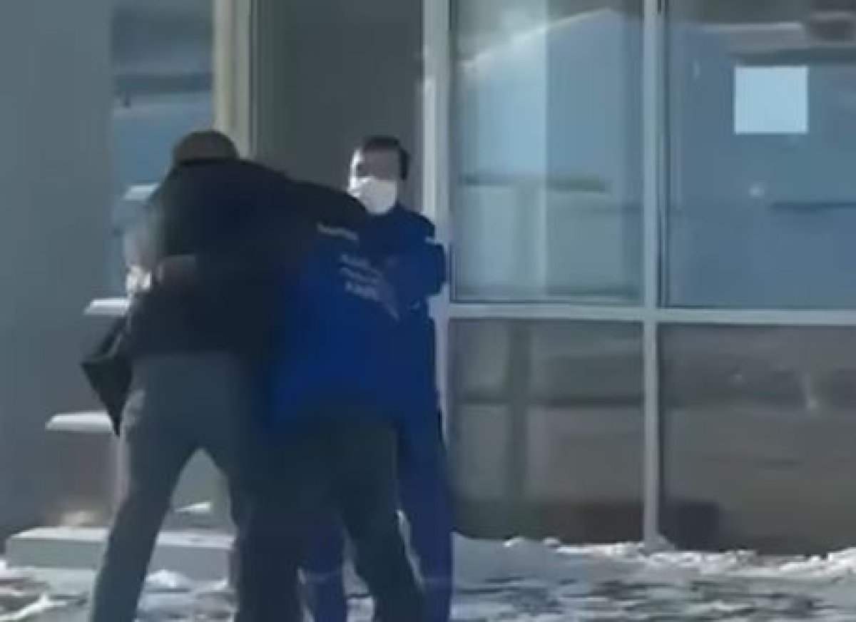 На водителя скорой напали в Щучинске