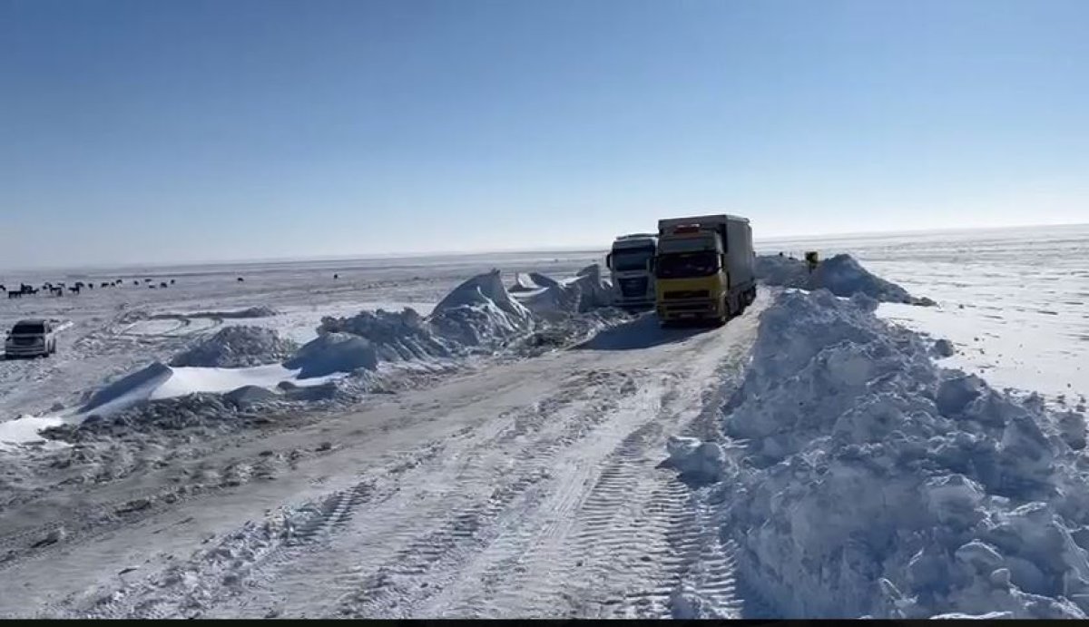 Почти три тысячи большегрузов ждут открытия дорог в Актюбинской области.