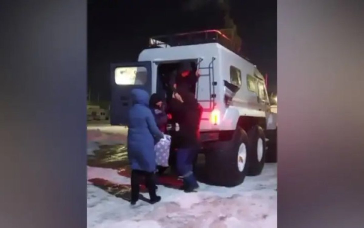 Спасатели Актобе вывезли из занесённых поселков рожениц