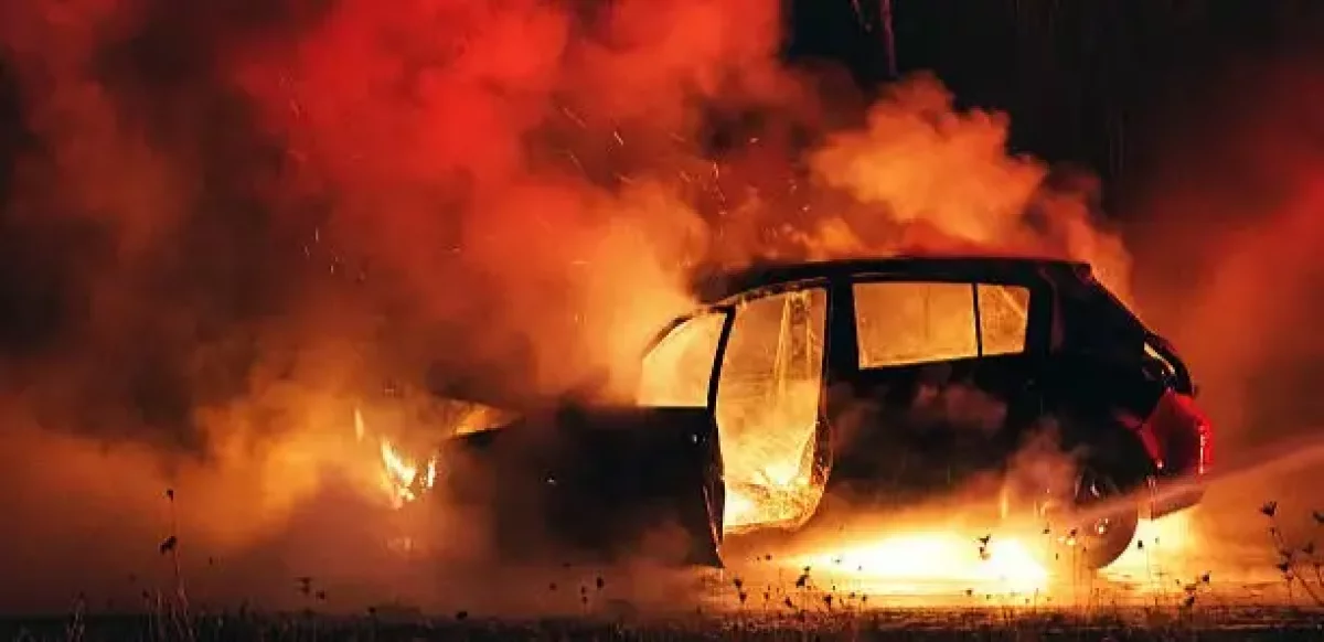 Шымкентте көшеде келе жатқан көлік өртеніп кетті