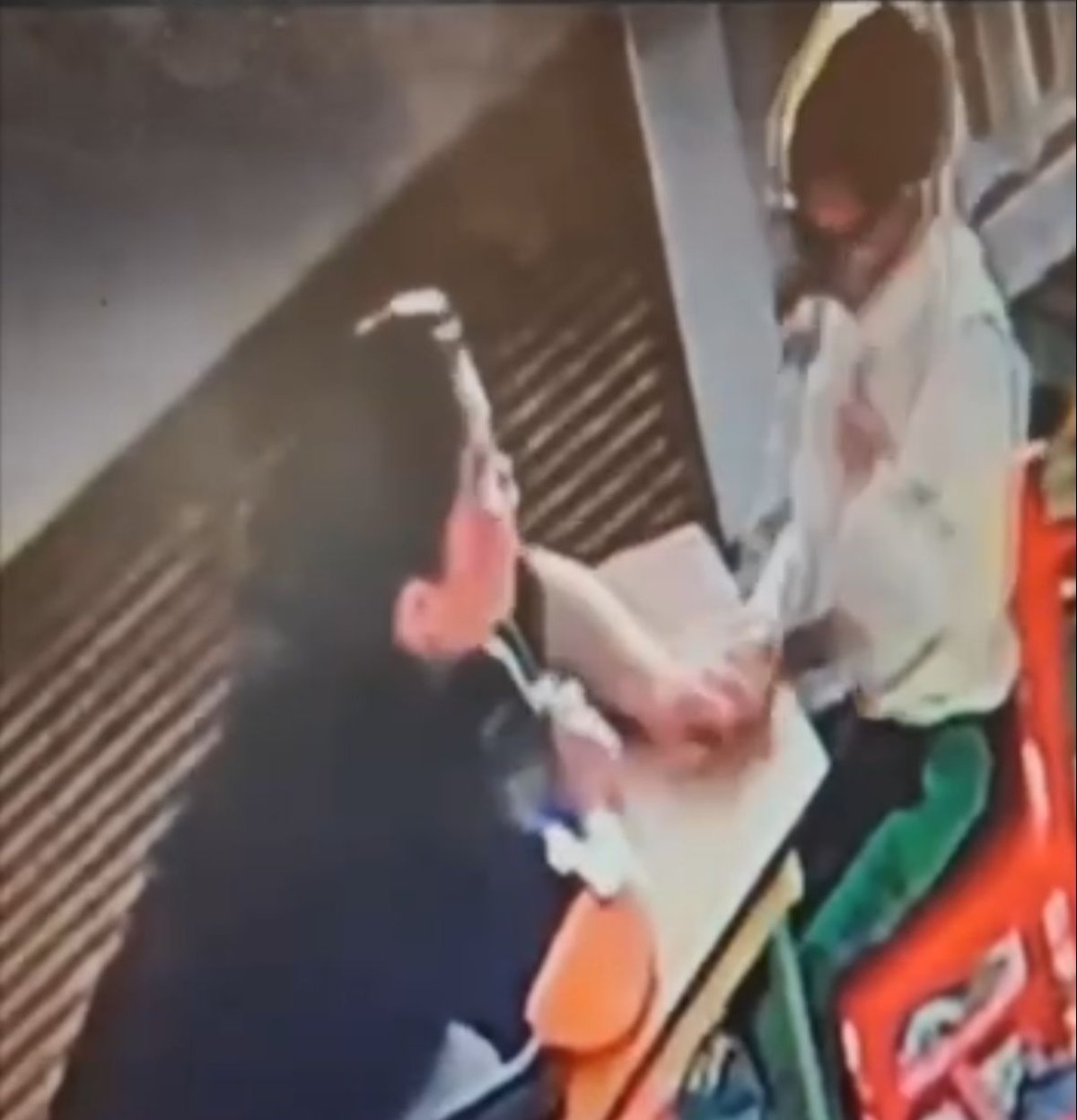 Мүгедек баланы ұрып-соққан мұғалімнің әрекеті камераға түсіп қалған