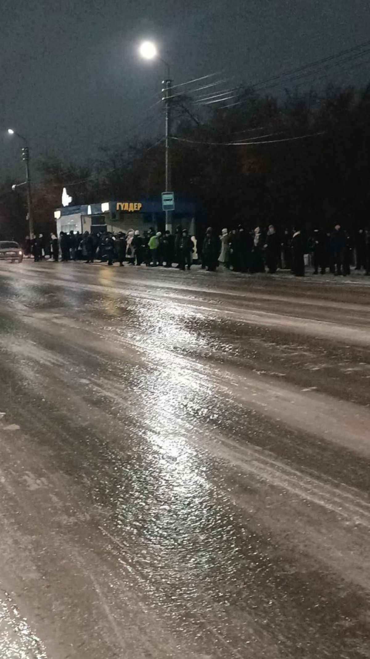 Утро в Уральске началось ледяным дождем и обледеневшими дорогами.