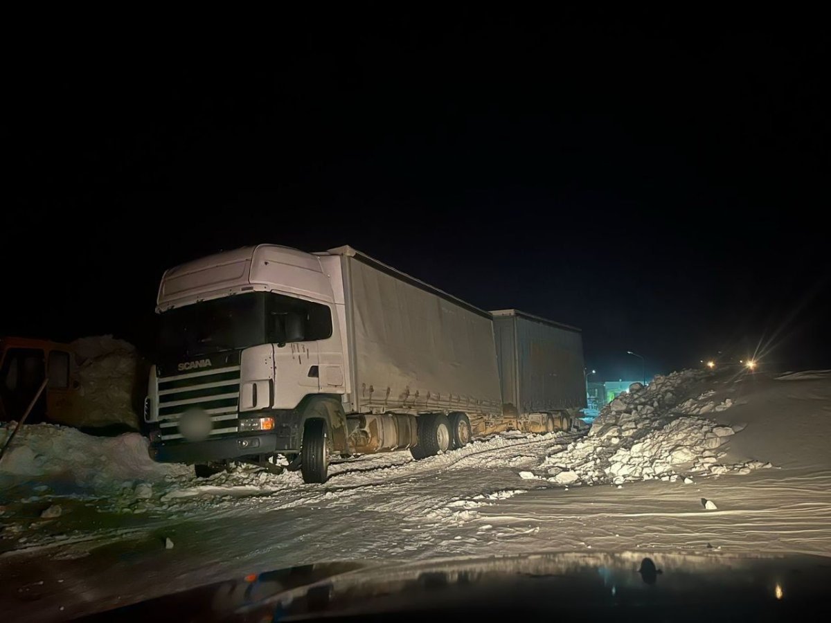 Большегруз застрял в снежном заносе и заблокировал движение на трассе в ВКО