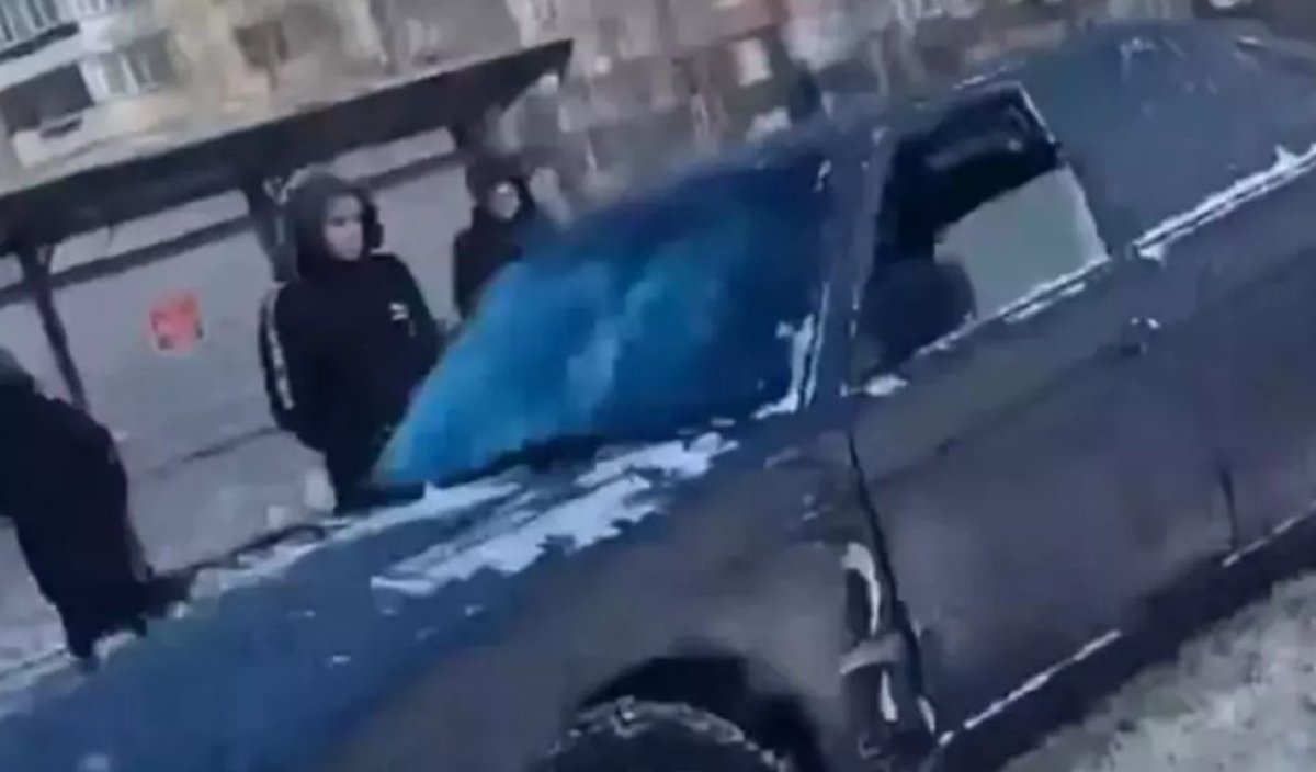 Павлодарда аялдамада автобус күтіп тұрған адамдарды көлік қағып кетті