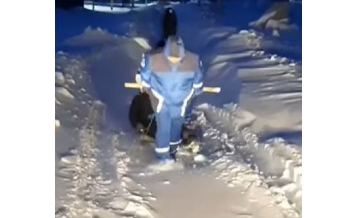 Дорогу замело: на севере Казахстана врачи «скорой» тащили мужчину с инсультом на санках