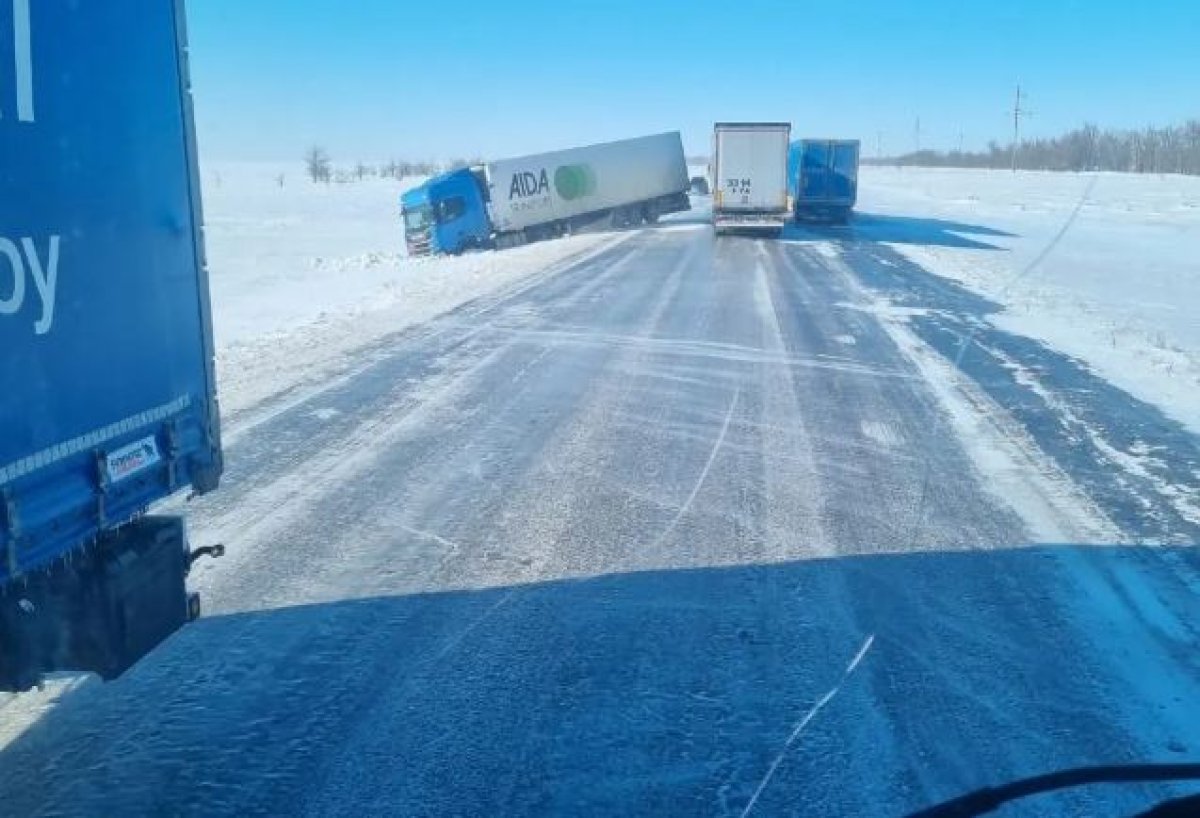 Большегрузы 12 дней стоят на трассе в Актюбинской области