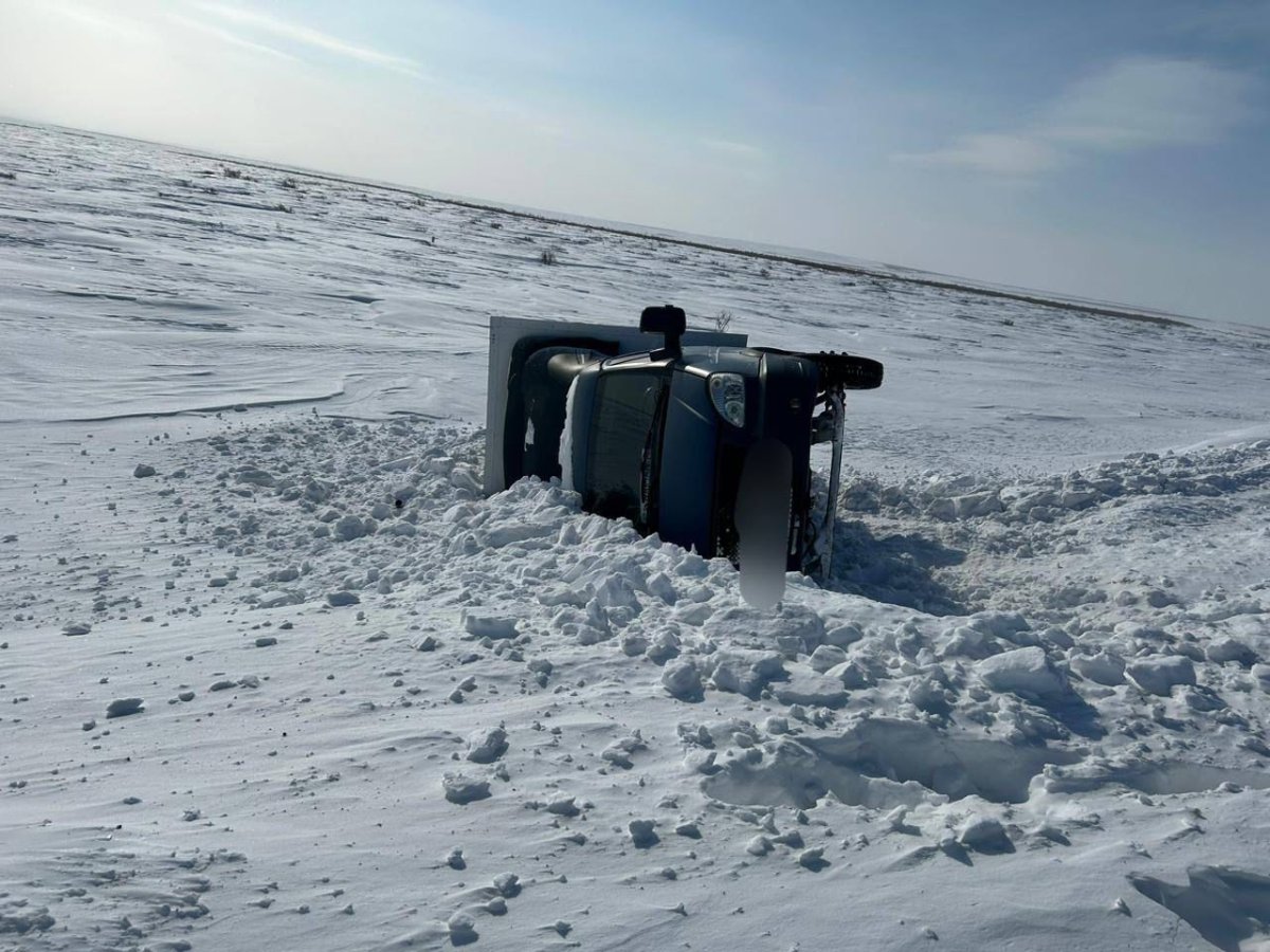 Семей-Өскемен тас жолында "Газель" көлігі аударылған