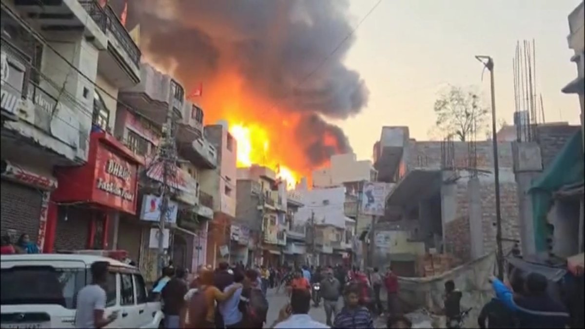 Үндістан астанасында бояу зауыты жарылып, 11 адам қаза тапты