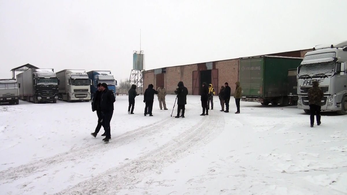 Жүк көліктері екі аптадан бері кедендік бақылау аймағында қаңтарылып тұр