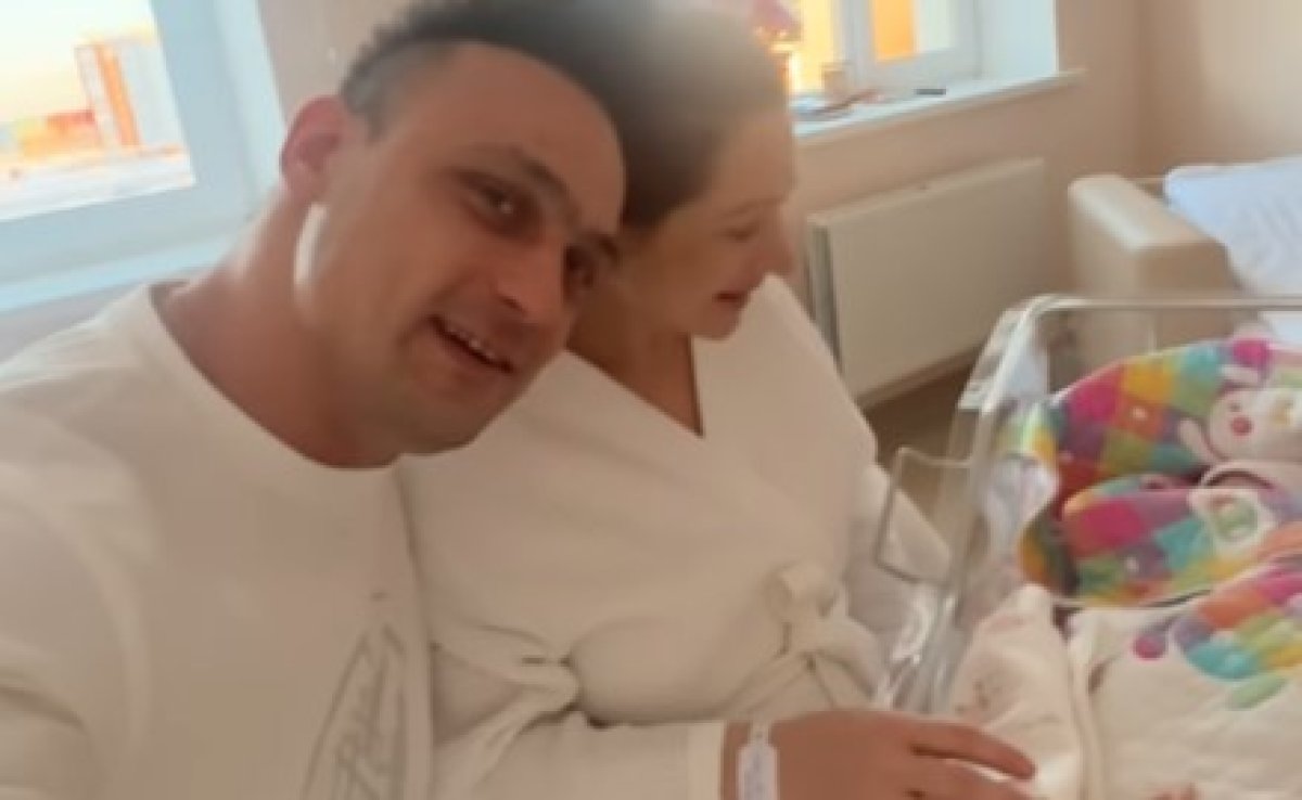 Илья Ильин показал новорожденную дочь