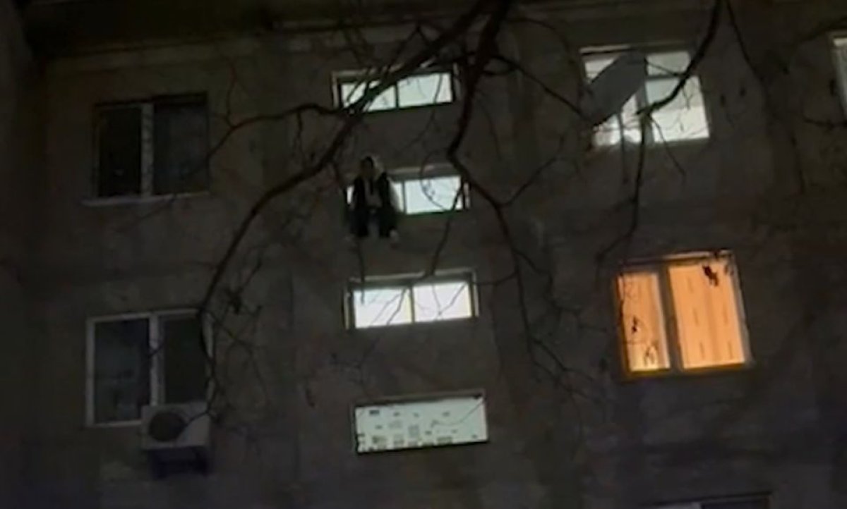 Шымкентте жасөспірім қыз 4-қабаттан секірмекші болды