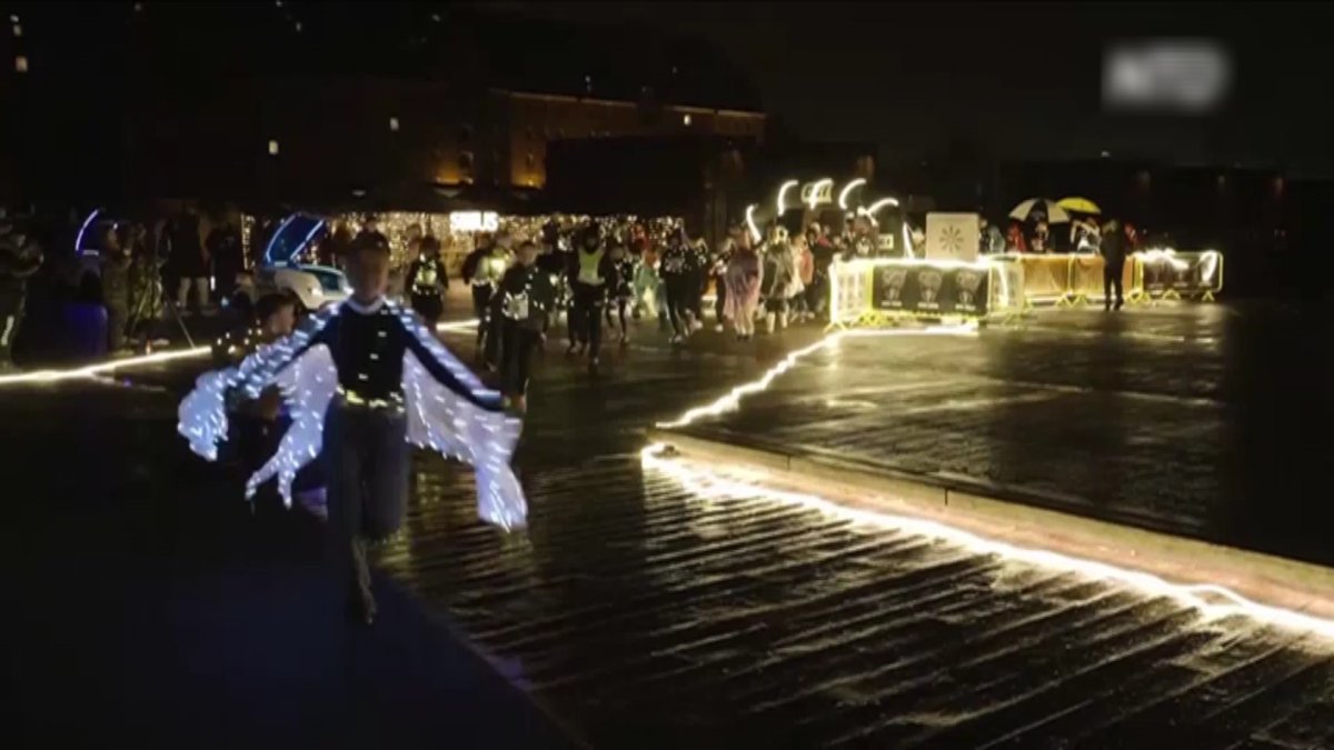 1000 человек в гирляндах пробежали по ночному Копенгагену