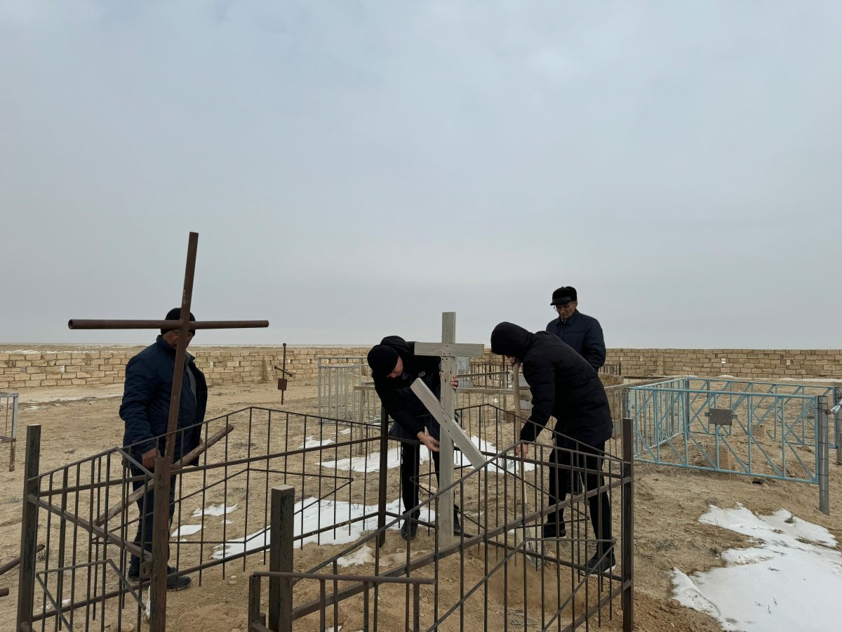 Қабірлерді қиратып жатыр