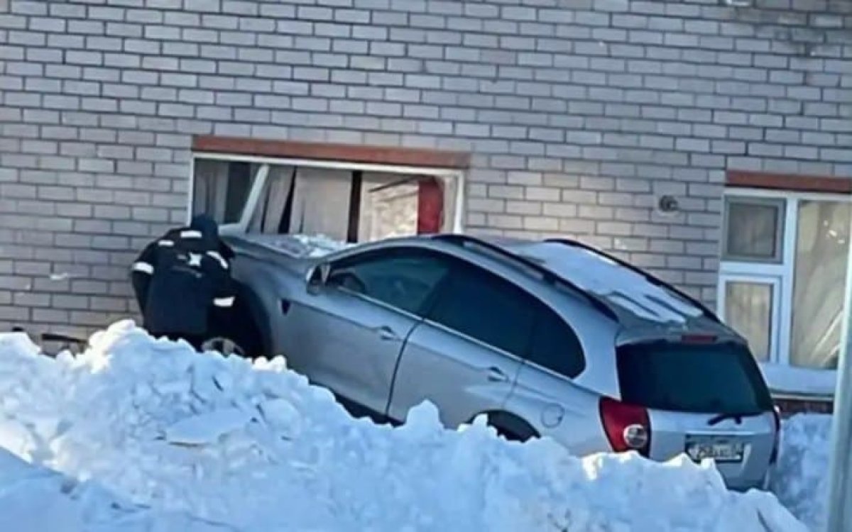 В Хромтау машина врезалась в коттедж