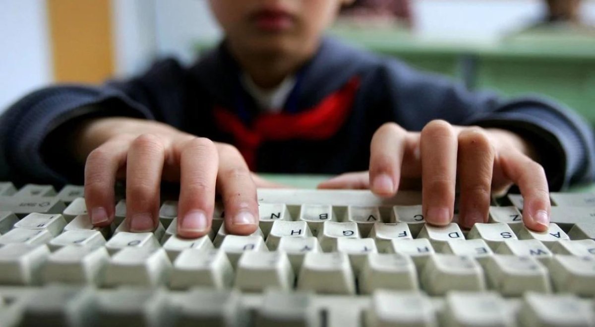 Школьники Шахтинска на уроках смотрели порнографию