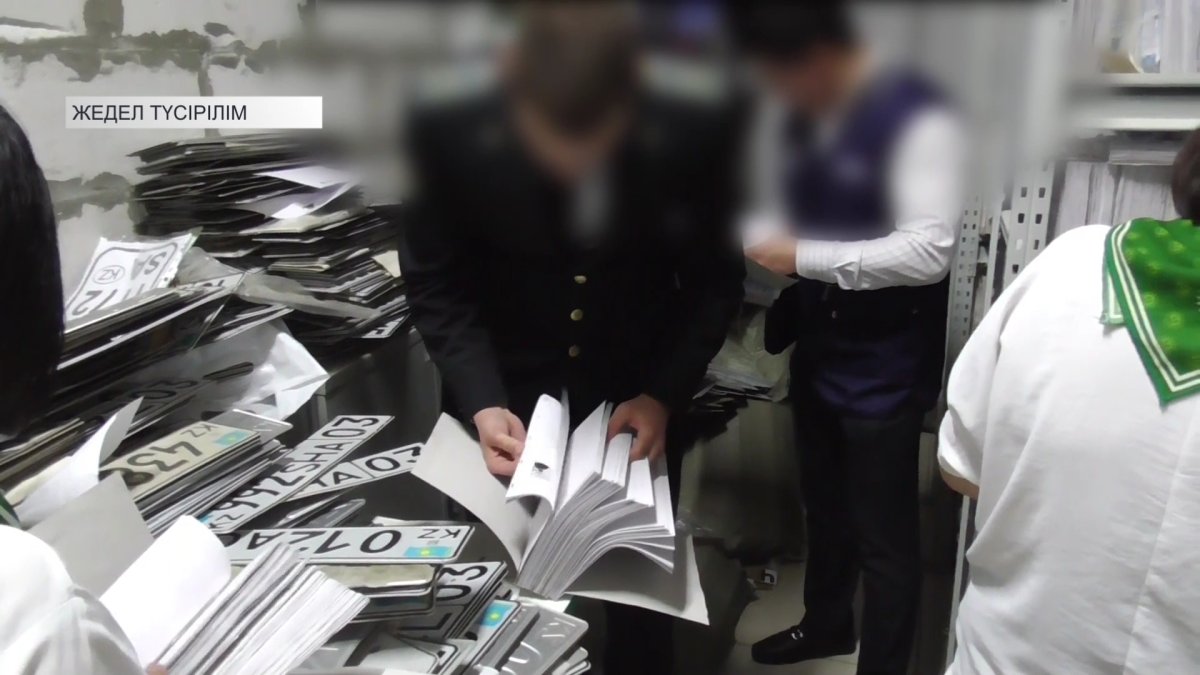 Көкшетауда көліктерді заңсыз тіркеген ХҚКО маманы ұсталды