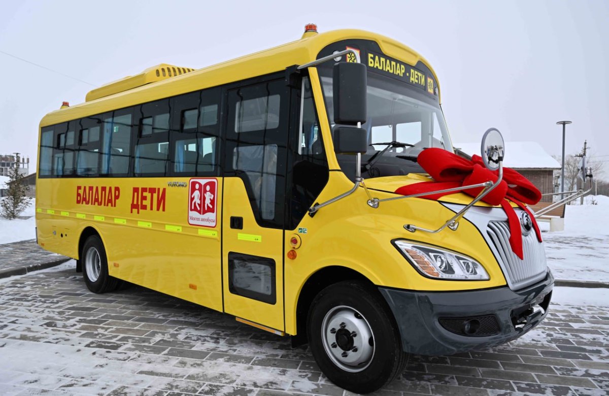 Токаев подарил автобус юным спортсменам ВКО