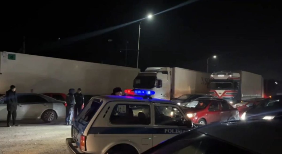 Около 300 автомобилей скопилось на трассе в Жамбылской области