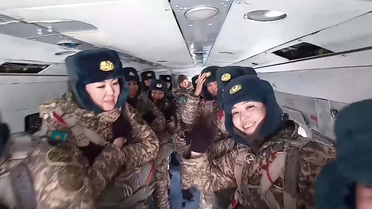 Казахстанские десантницы запустили челлендж в преддверии 8 марта