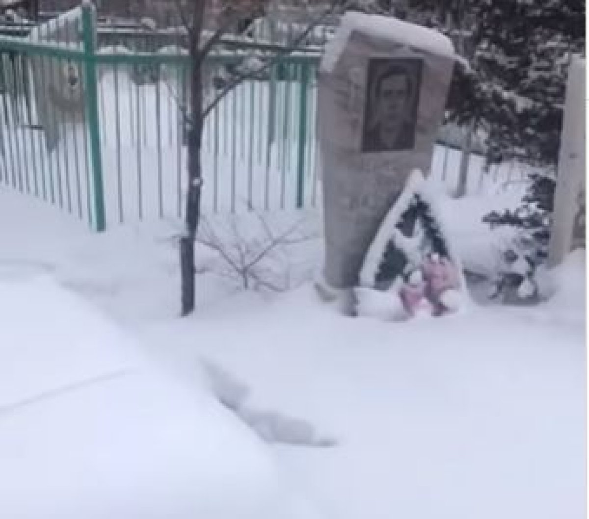 Вандалы грабят могилы в Павлодаре