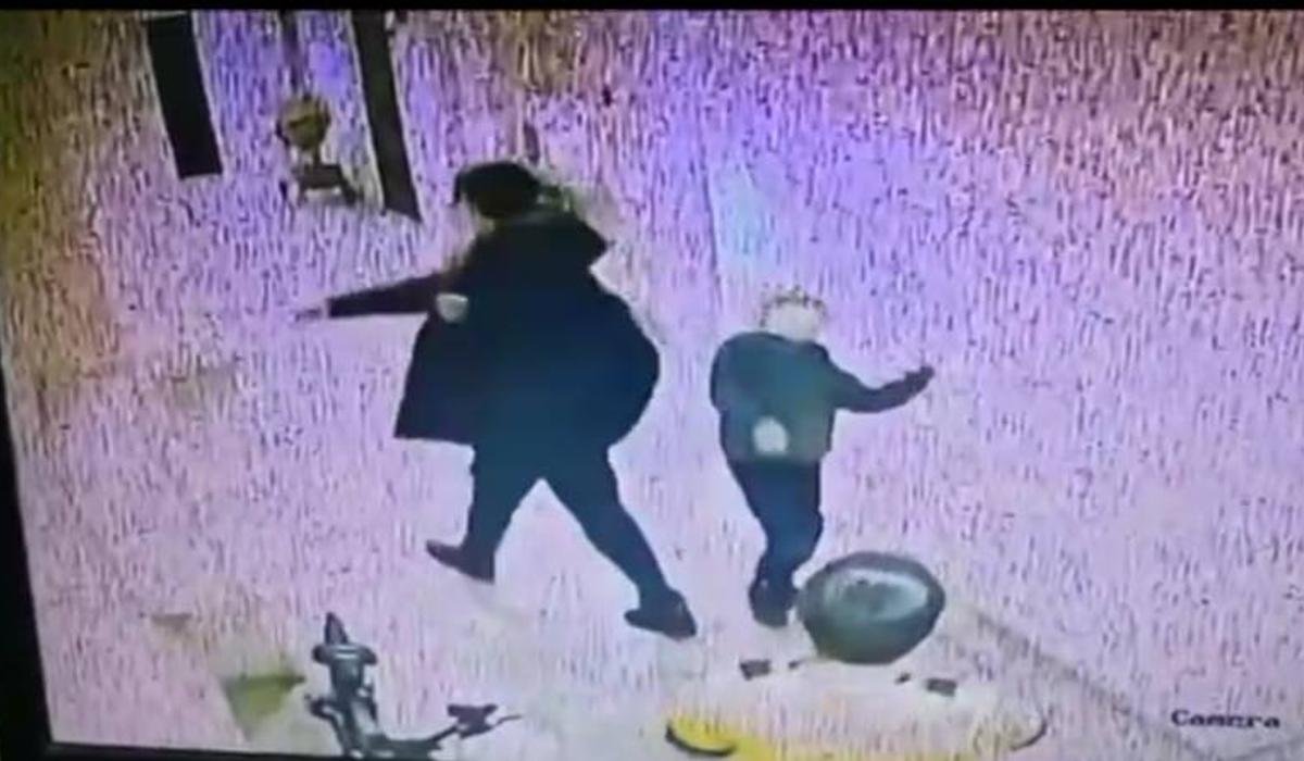 Мужчина напал на детей в столичном ЖК: на инцидент отреагировали в Минпросвещения