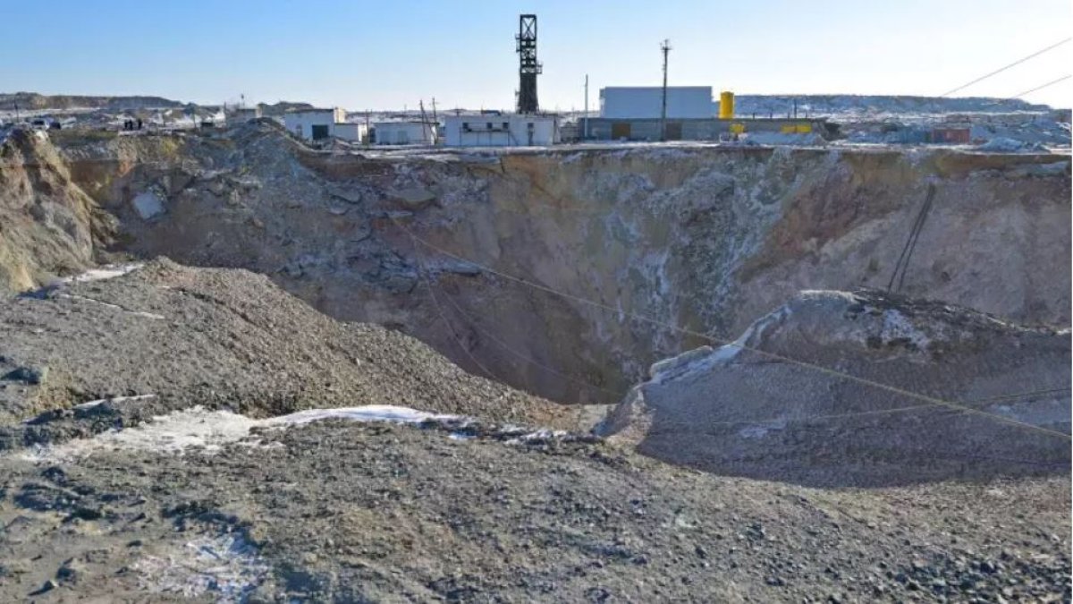 Автобус провалился под землю: поисковые работы приостановлены