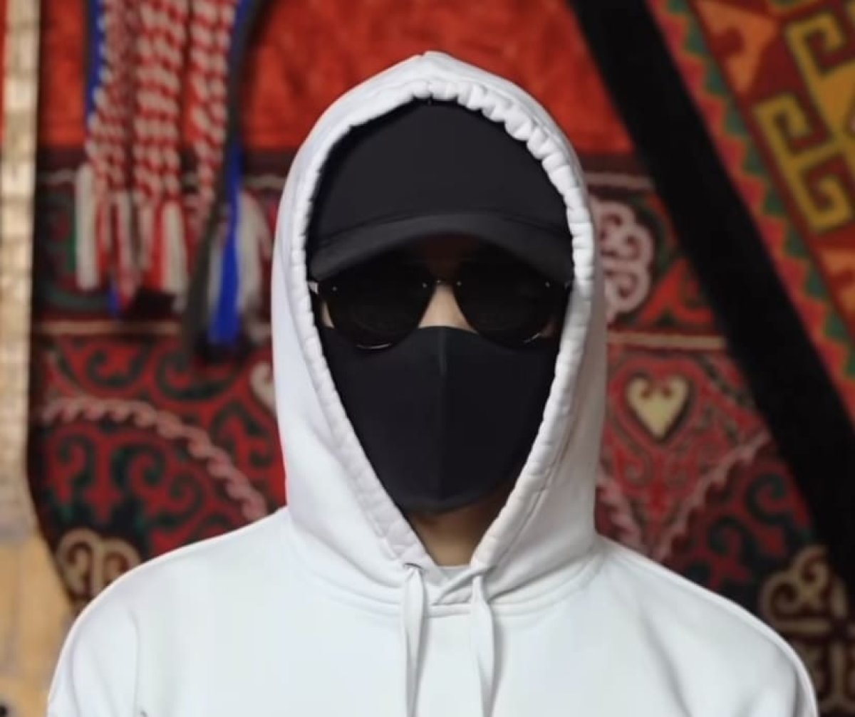 “Димаш Құдайберген”: Бетперде киген жігіттің кім екені белгілі болды