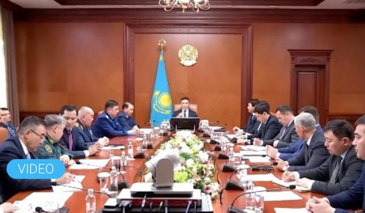 Шымкентте антикор жиналыс өтіп жатқанда шенеунікті ұстап алып кетті