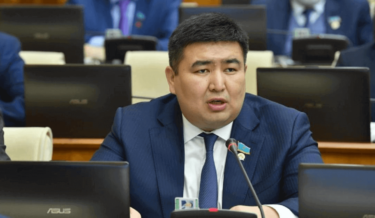 "Парламенттің рөлін күшейтіп, партияның да халық алдындағы жауапкершілігін арттырды"- Е. Бейсенбаев