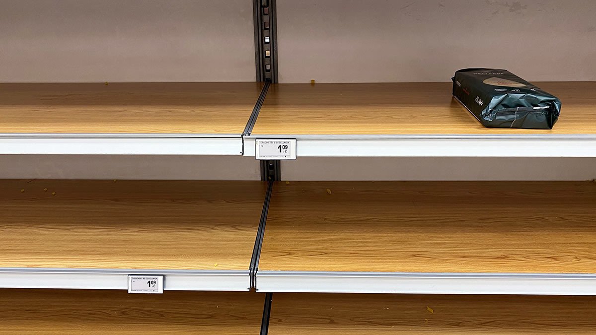 Бельгияда дүкен сөрелері бос тұр