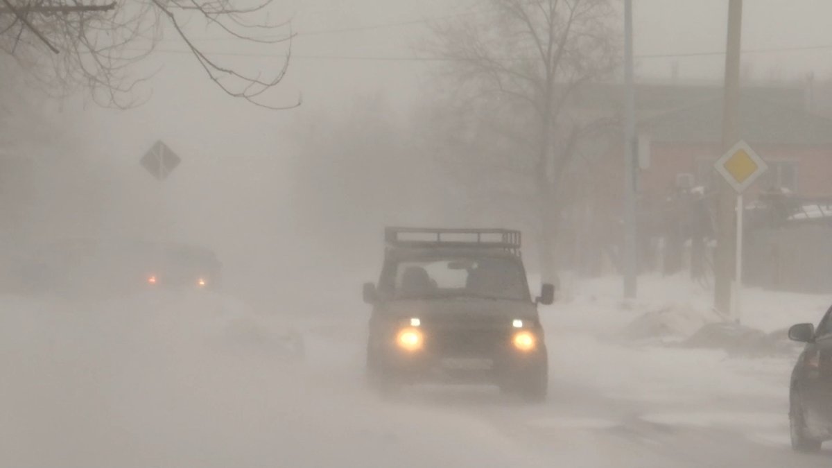 Около пяти тысяч актюбинцев остались без света из-за сильного бурана