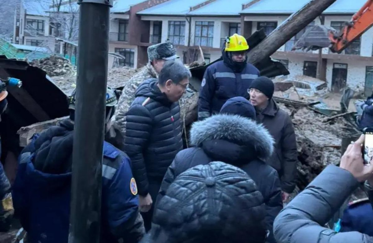 Үйінді астынан төрт адам іздестіріліп жатыр