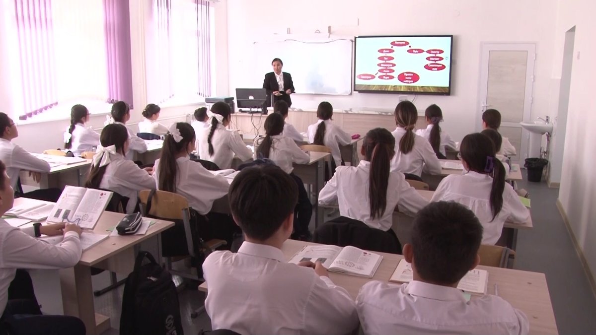 "Мектеп мұғалімдерінің жалақысын жымқырып келген",- С.Ахметжанов