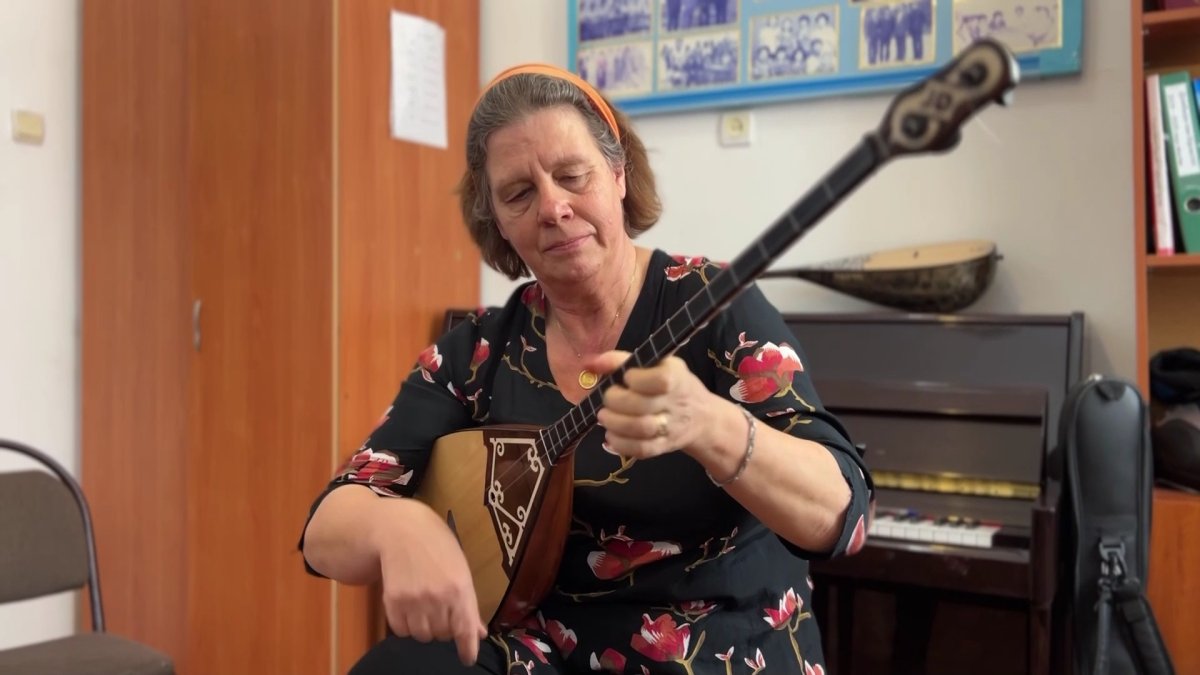 Британка выучила 50 кюев в Атырау