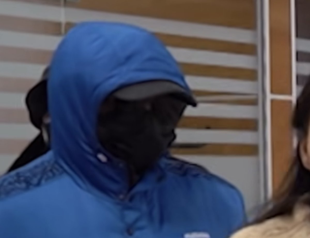 “Әкесі емеспін”: Танымал әнші баласынан бас тартты