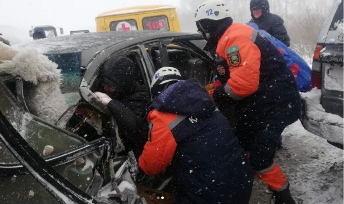 Мужчину пришлось вызволять из искорёженного авто после ДТП в ВКО