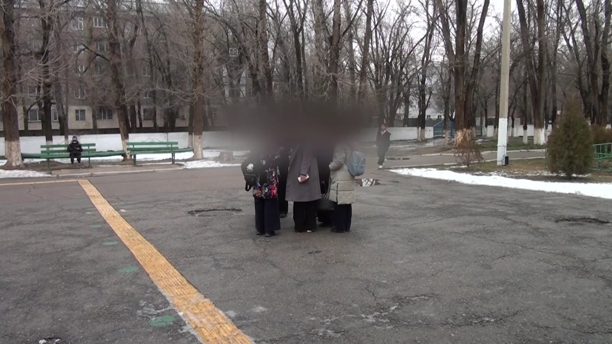 Таразда тоғызыншы сынып оқушысы құрбысын кешкі серуенге шақырып, тамағына пышақ сұқты