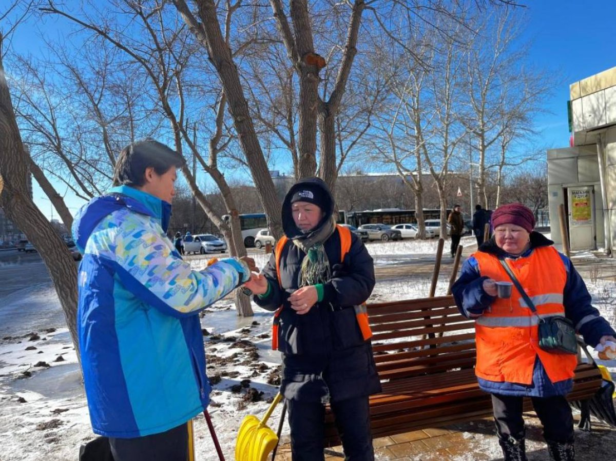 В День благодарности столичных коммунальщиков угощают горячим чаем и баурсаками