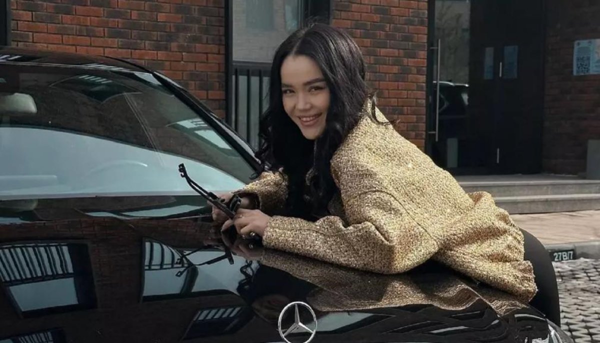 Футболшы Еркебұлан Сейдахмет әйеліне қымбат көлік сыйлады