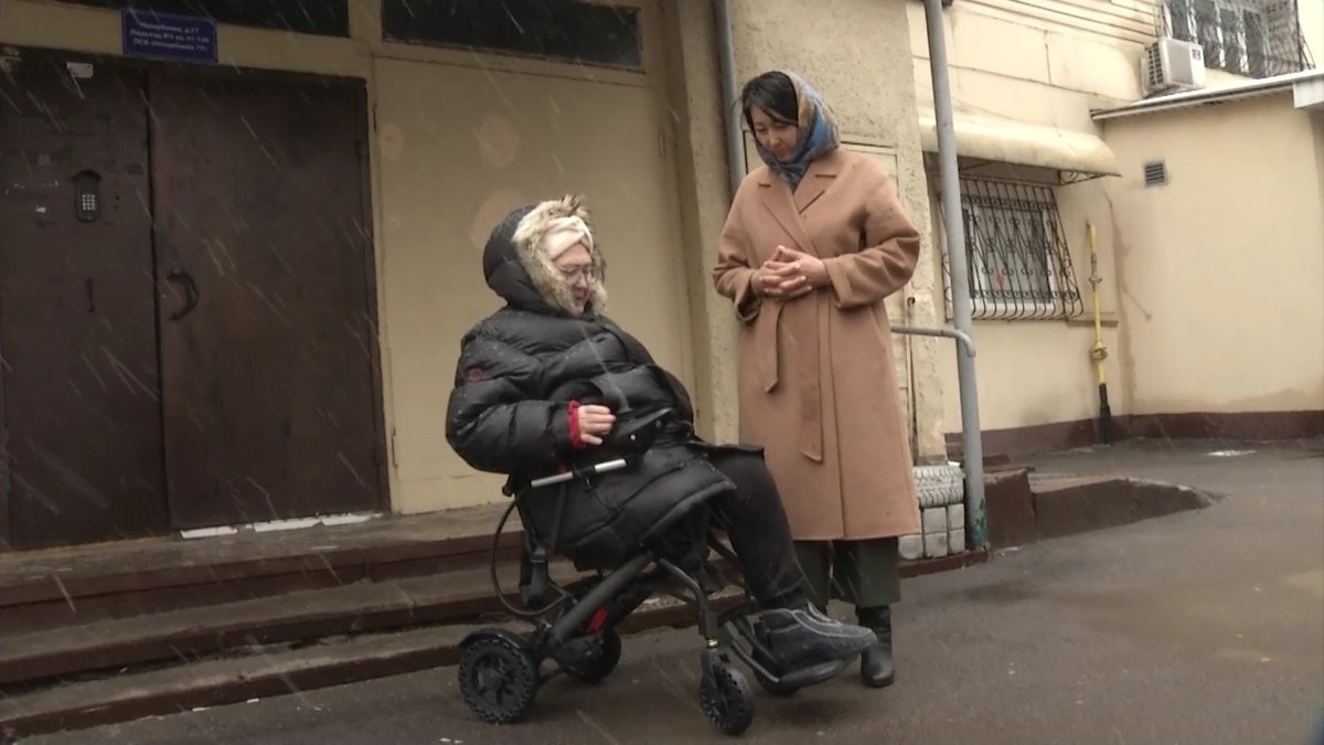 «AMANAT» партиясының мүшелері Алматы тұрғынына қымбат электрлі мүгедектер арбасын алып берді