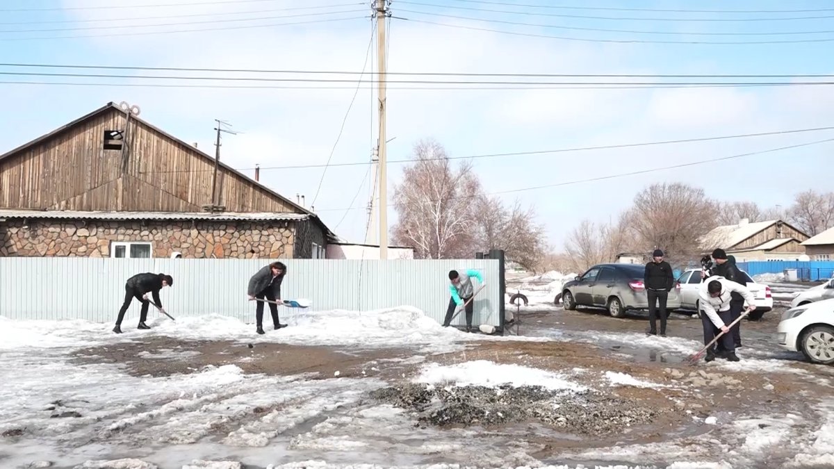 Еріктілер қарттардың ауласын қар мен қарғын судан тазартты